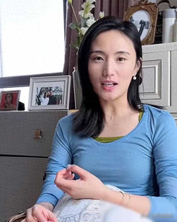 李亚鹏老婆晒与继女合照,两人姐妹情深,李嫣照片时尚前卫