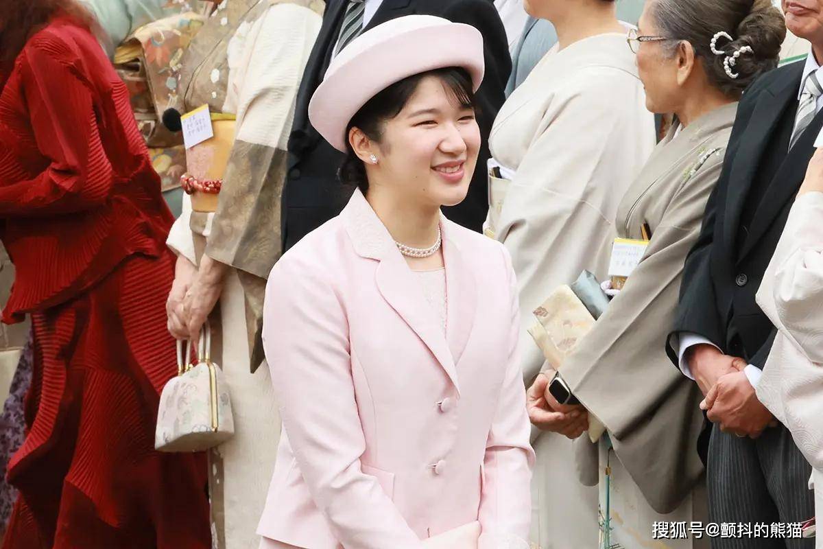 81岁)等约1700人受邀,与包括天皇皇后在内的皇室成员进行了愉快的交谈