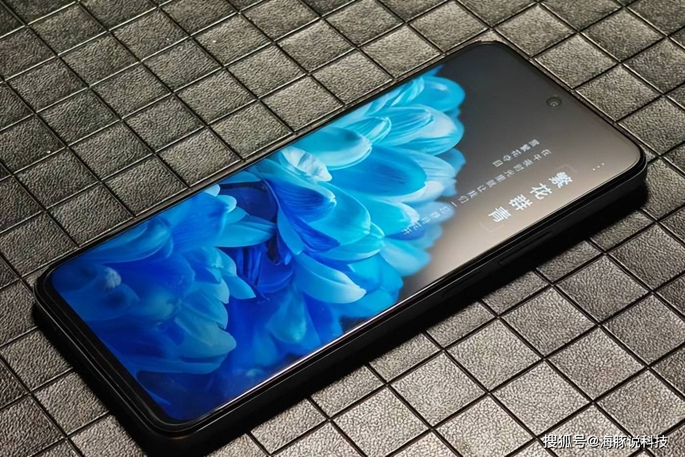 在性能方面,荣耀play8t搭载了8gb 256gb的存储配置,保证了手机在运行