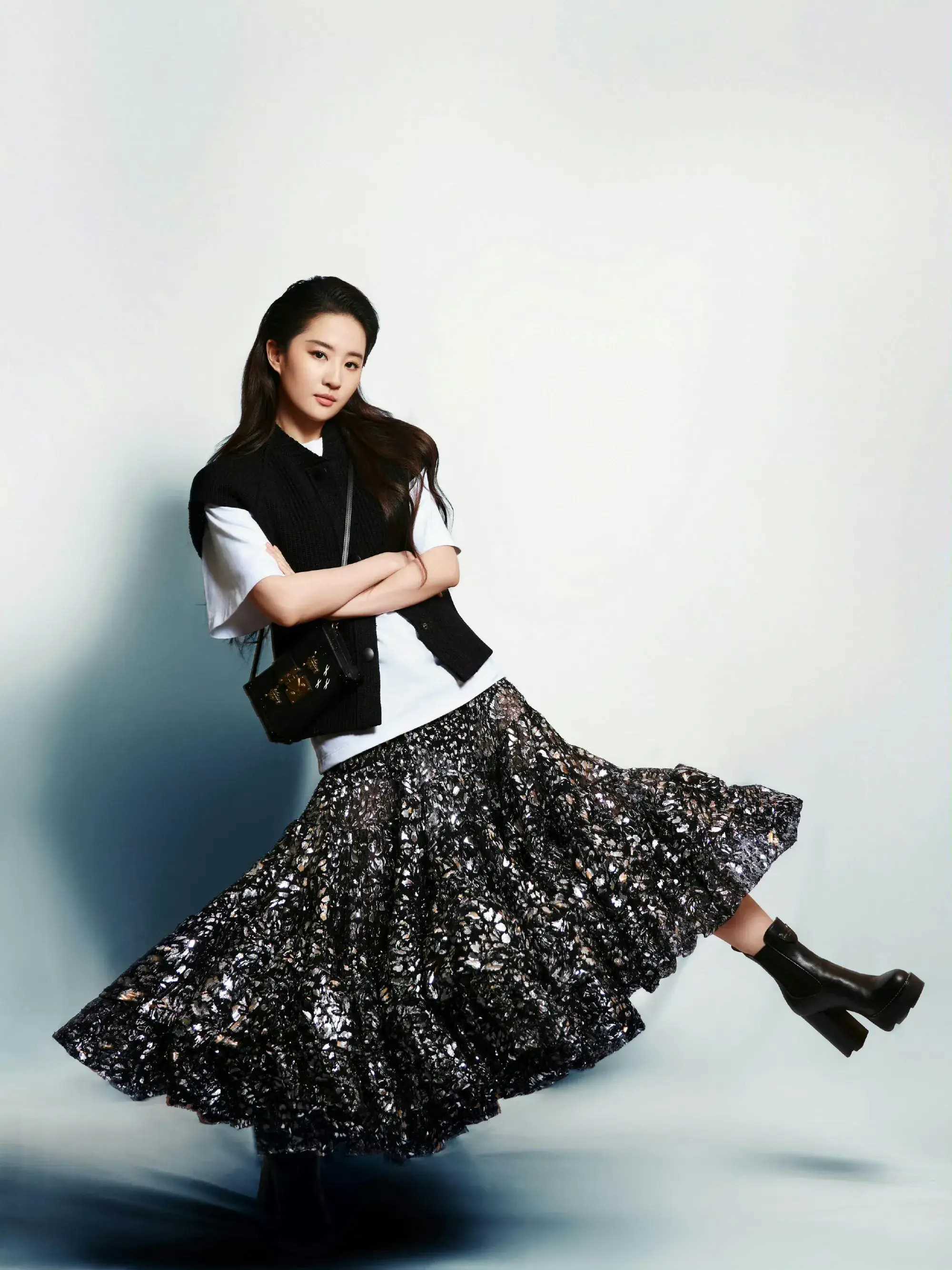 上海大秀:名模风采各异,刘亦菲金晨亮相引关注