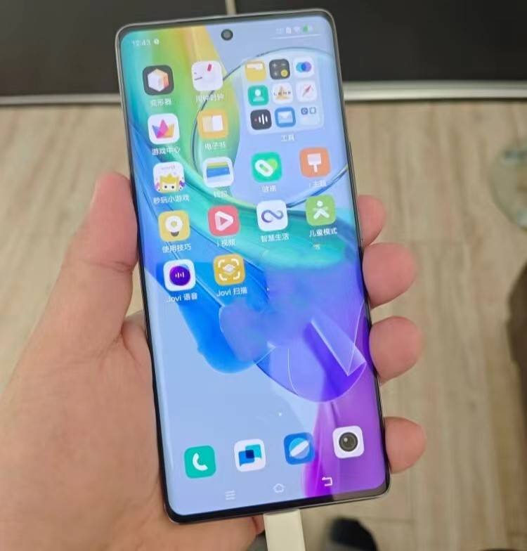 打孔的设计进一步提升了屏占比,使得前置摄像头几乎无干扰地融入屏幕