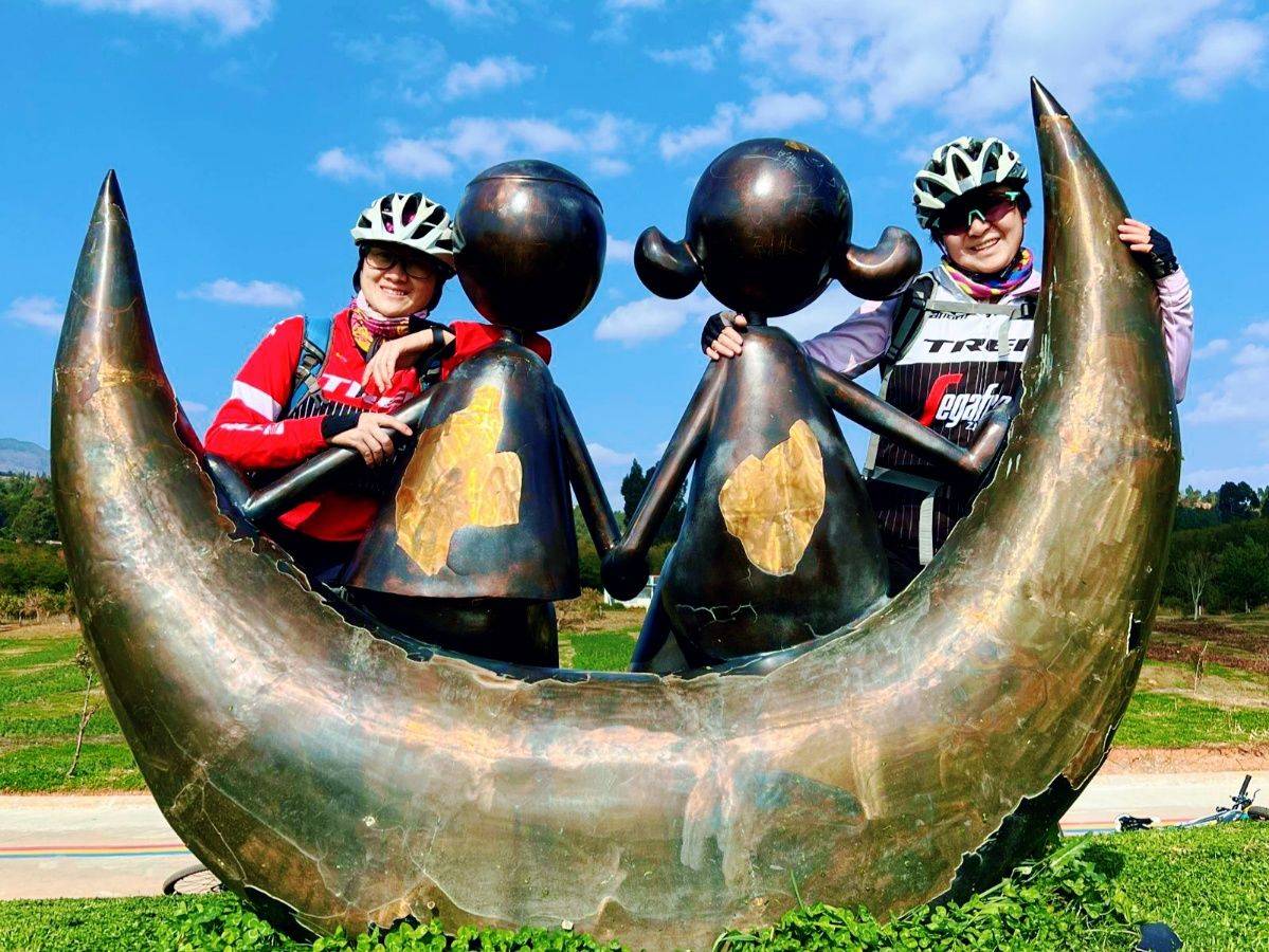 宜良县旁小坡脚,六十八拐七十弯.青石板路悠悠骑,顶峰相见笑声长.