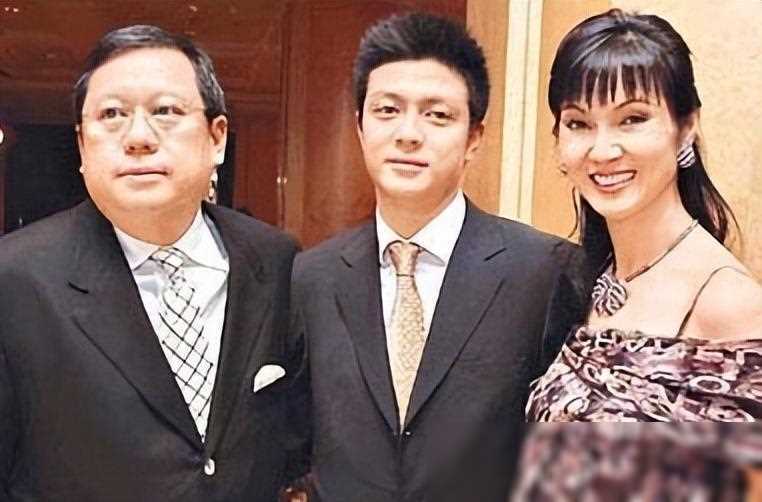 这种行为深得婆婆余宝珠的赞赏,她非常喜欢这位儿媳妇,甚至带她一起