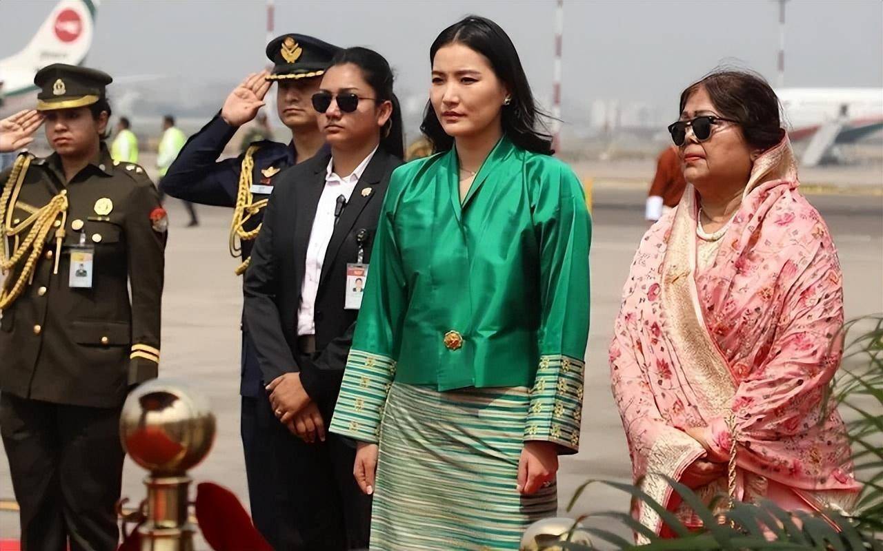 不丹王后出席开幕式!穿绿色传统服饰好嫩,少女感十足哪像生了仨