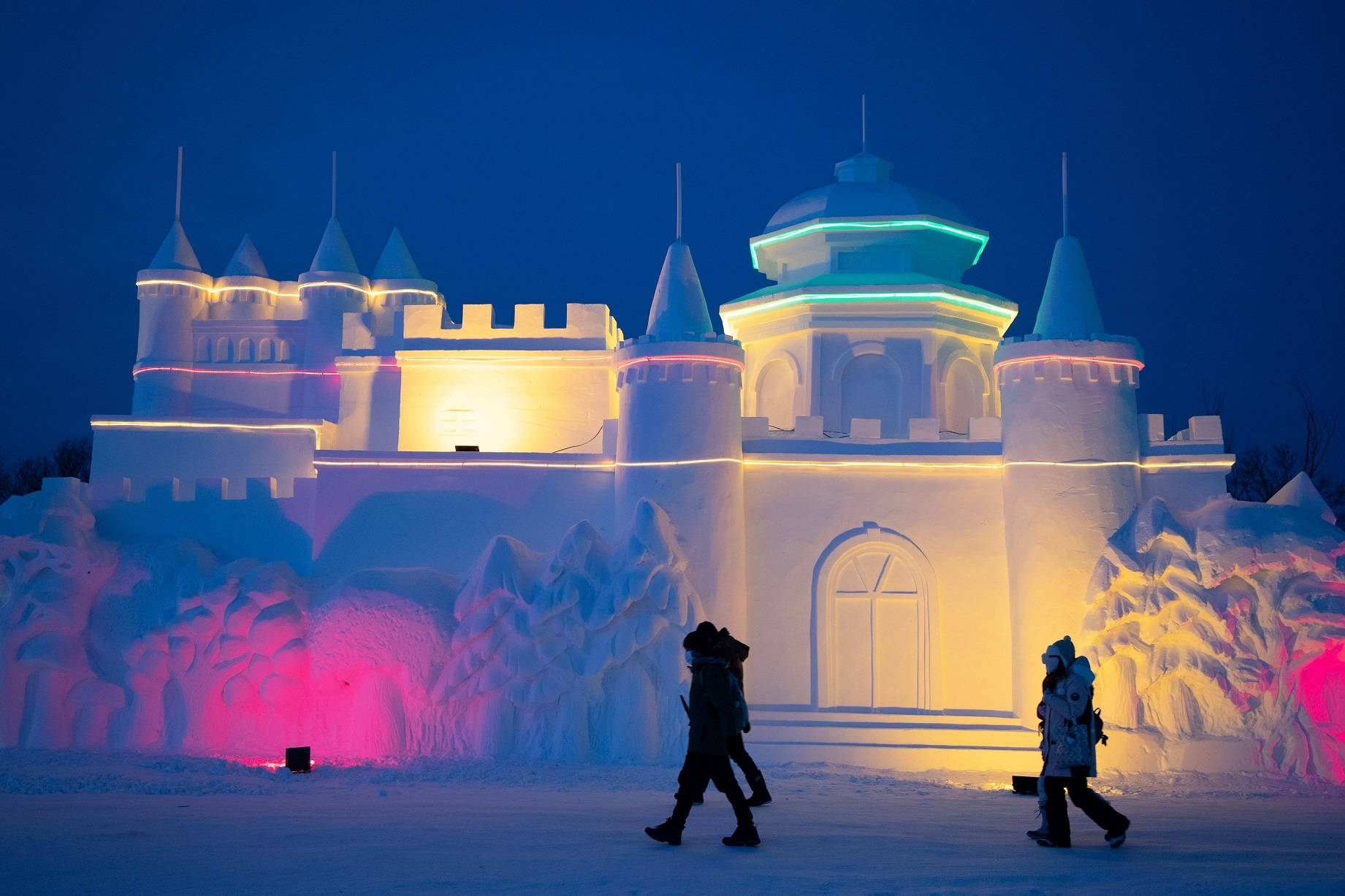 报团(4人一车)人均650,包车 住宿 门票(不含观光车60,圣诞村门票60)