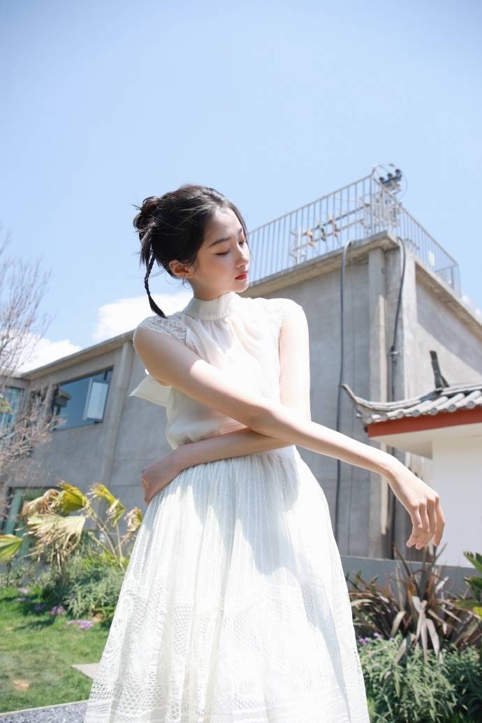 关晓彤晒照清纯甜美似初恋,与鹿晗感情甜蜜惹人羡,粉丝催促进组拍戏