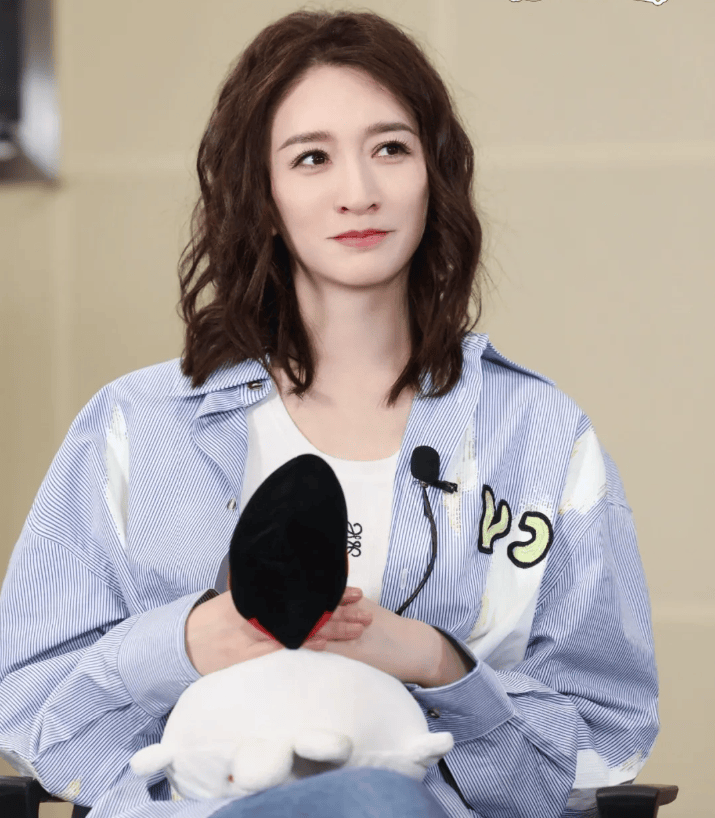 李小冉一贯以清新可爱的形象示人,她的长发和甜美的笑容成为了她的