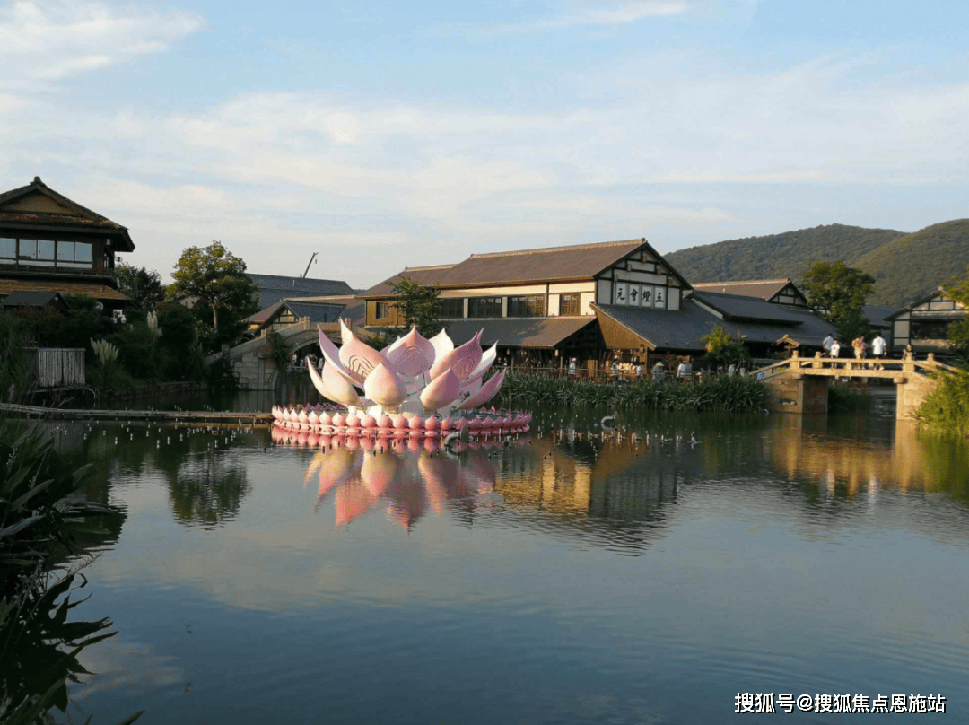 项目位于马山度假区和太湖湾度假区双旅游度假区交汇处,兼备良好的