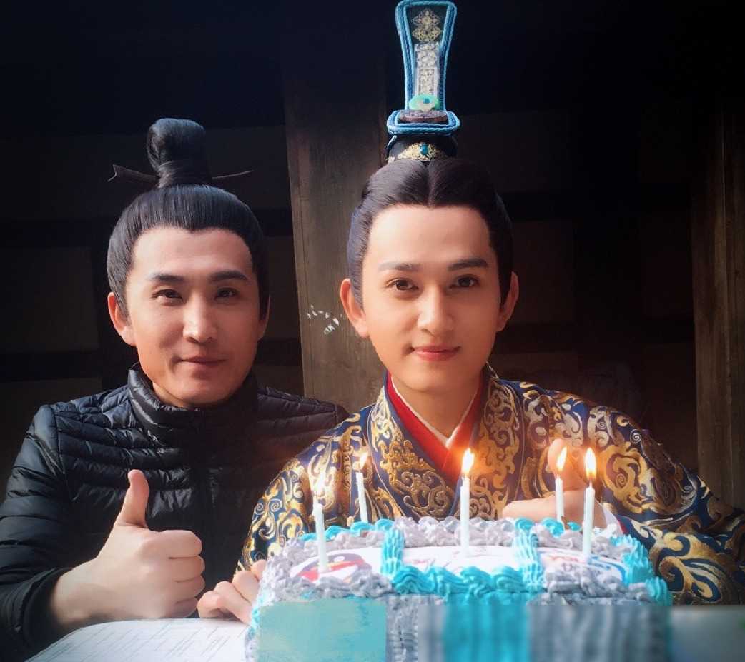 他把弟弟带进演艺圈,弟弟如今走红全国,自己却默默无闻