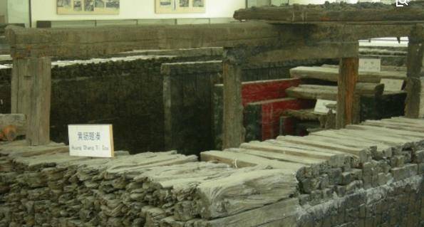 考古队钻进盗洞,意外发现盗墓贼作案工具,喜滋滋抱回家当文物_唐代