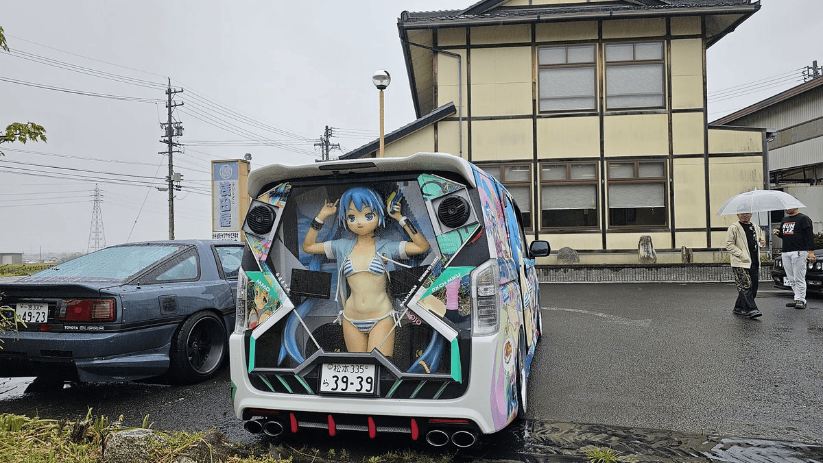 痛车还能这么玩?日本车友把初音未来搬进车里,看着像囚禁一样