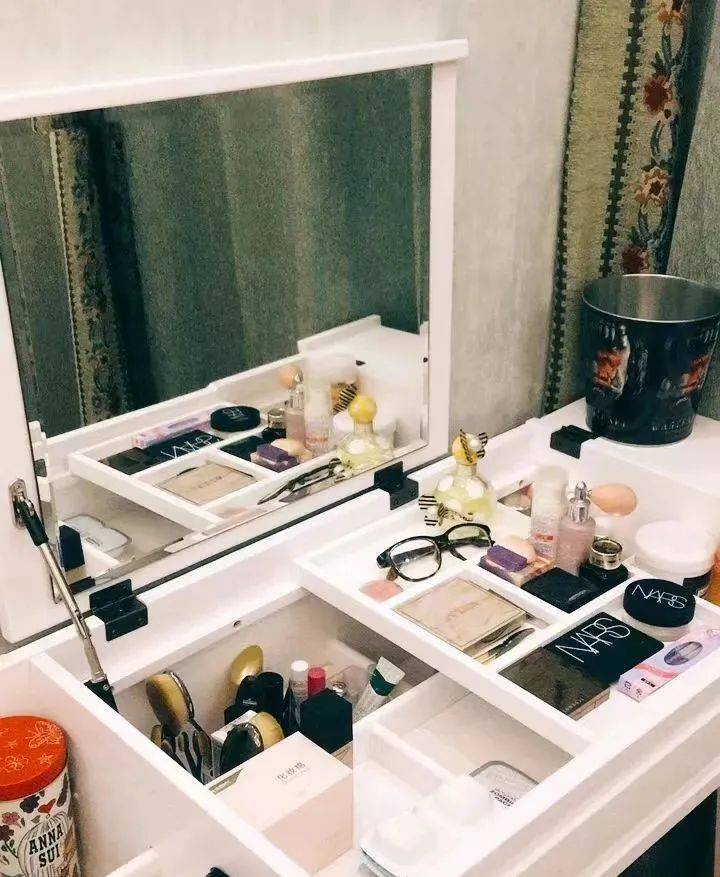 这面镜子的距离实在不友好,根本看不清自己的脸,一笔画错,整个垮掉