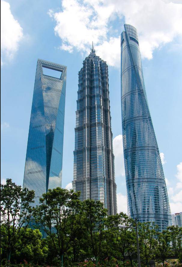 上海陆家嘴是中国最具影响力的金融中心之一,位于浦东新区的黄浦江畔