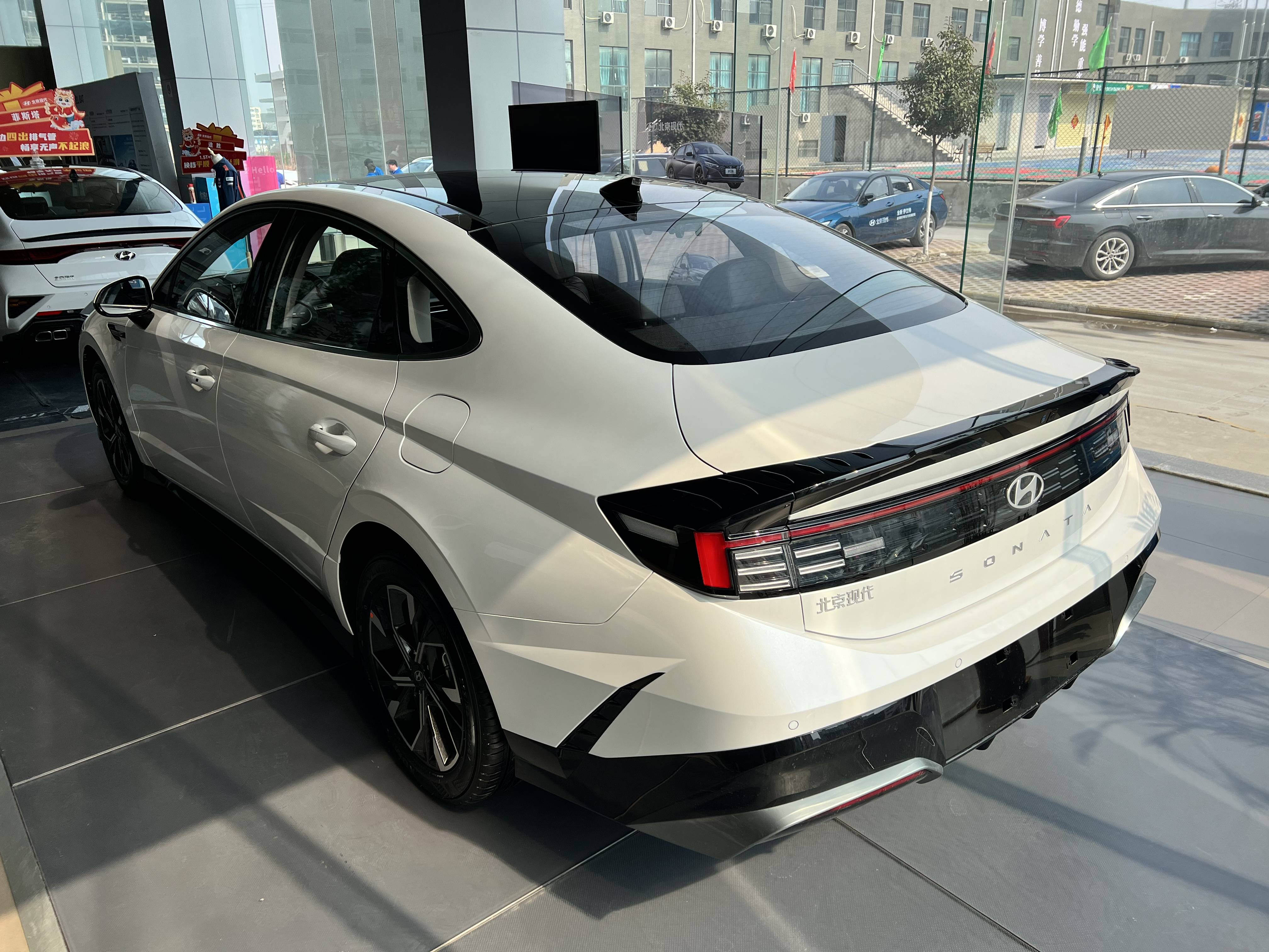 从外观来看,索纳塔11展现了强烈的运动风格与未来感.