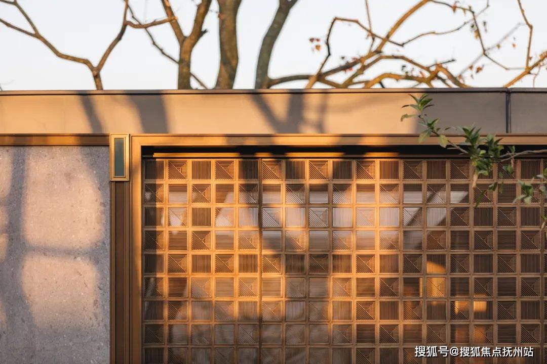 在阳光的穿透下,温润的色泽和斑斓的图案,让你一下子感受到东方独有