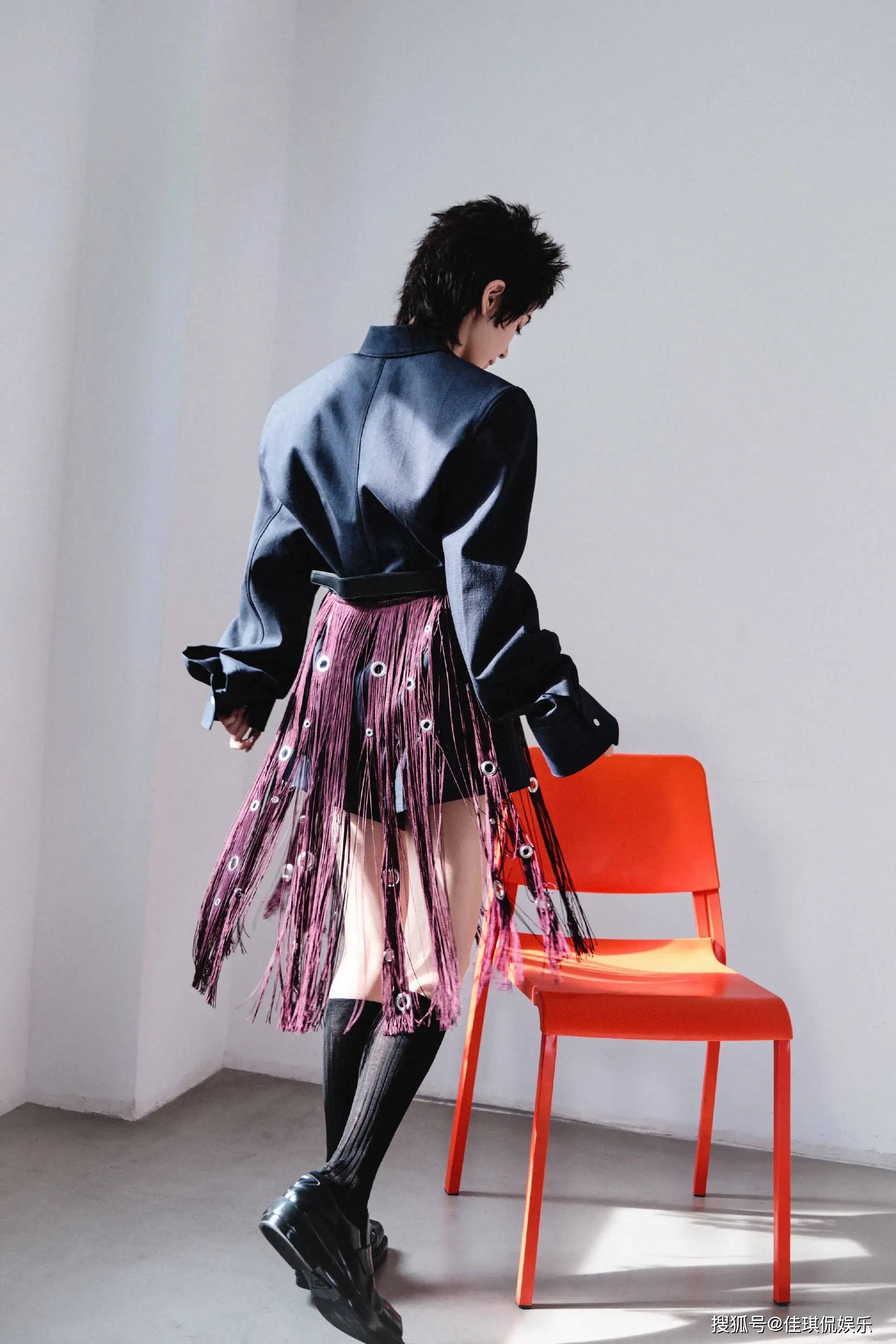 "好丑"!angelababy杨颖中性刺猬头,撞脸华晨宇,神似黄晓明!