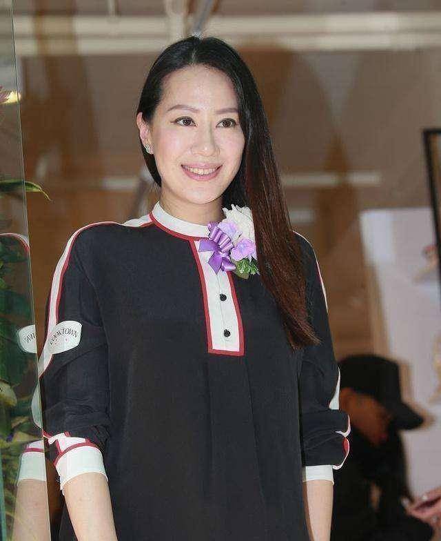 原创57岁甄子丹与小18岁妻子秀恩爱,发文庆结婚17年,夸其最美