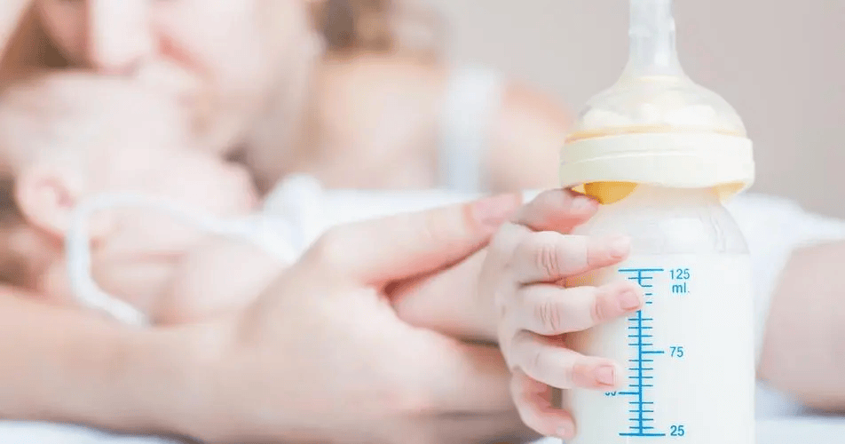 “同龄的宝宝，奶量相差一半以上。”宝宝吃多吃少，三者差异明显_妈妈_影响_体重。
