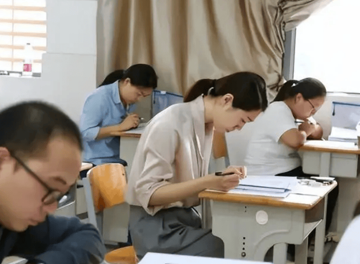 当老师不吃香了?厦门教师招聘疑因取消编制无人报考,官方回应了