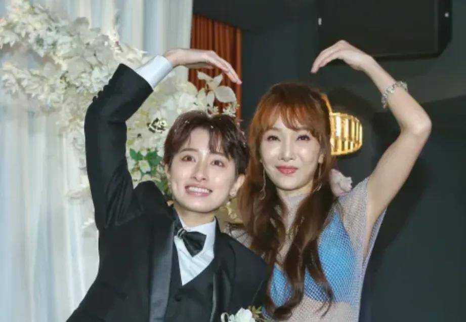 胡文英很轻松就接受了女儿的特别之处,鼓励郑靓歆和德国女友领证结婚