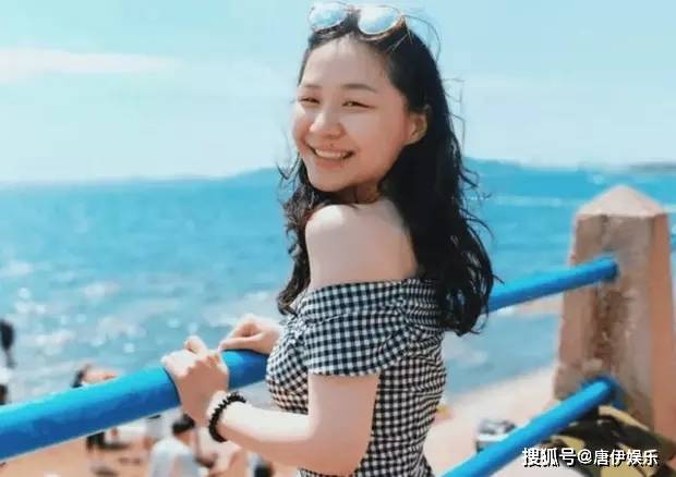 金靖官宣怀孕后首开工，紫色短裙亮相综艺，笑谈全场气氛佳-金靖已婚?