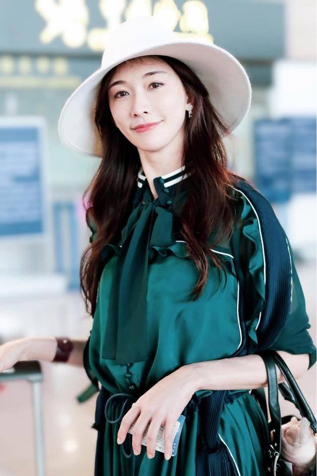 林志玲带火了一种贵妇穿法:衬衫 半身裙 小白鞋,日本媳妇真优雅