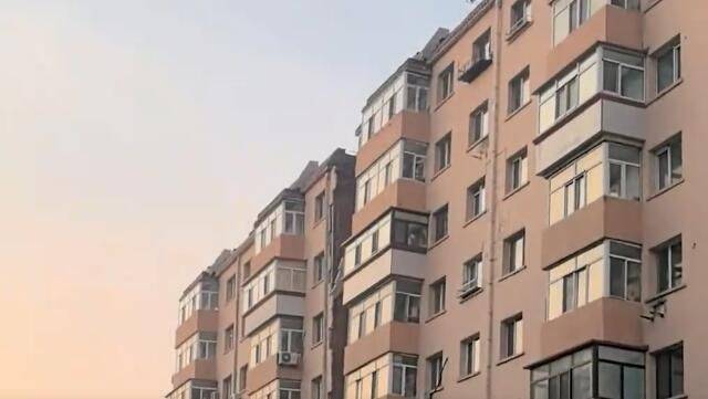 原创            哈尔滨一住宅楼出现惊人一幕，中间竟然裂开了，居民们是否安全？