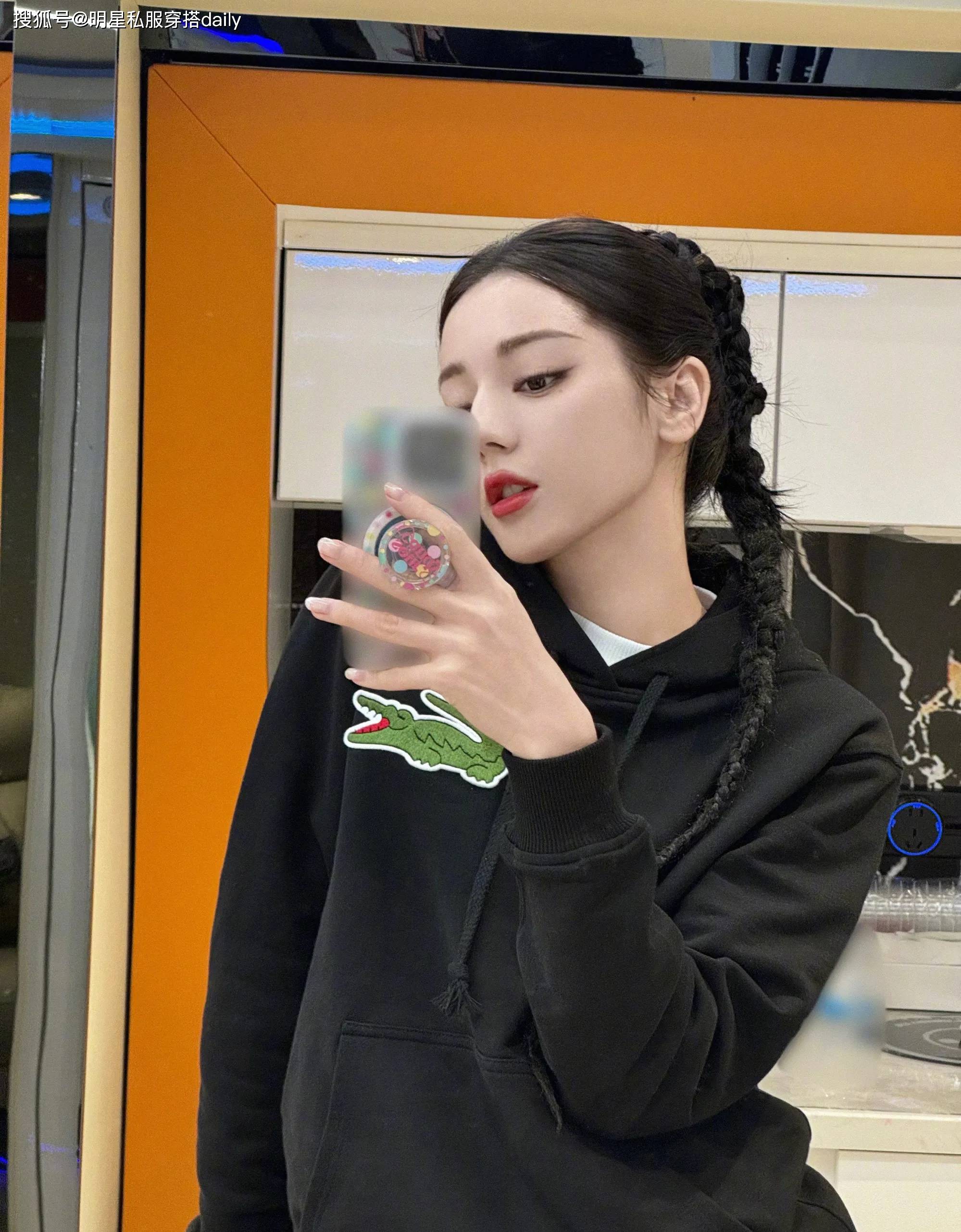 迪丽热巴一口气5套穿搭!西装,长t,短t恤,金色礼服长裙最美!