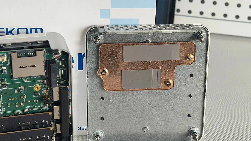 在金属底盖的底层,还加入了一片硕大的纯铜散热片,上面贴有导热硅脂垫