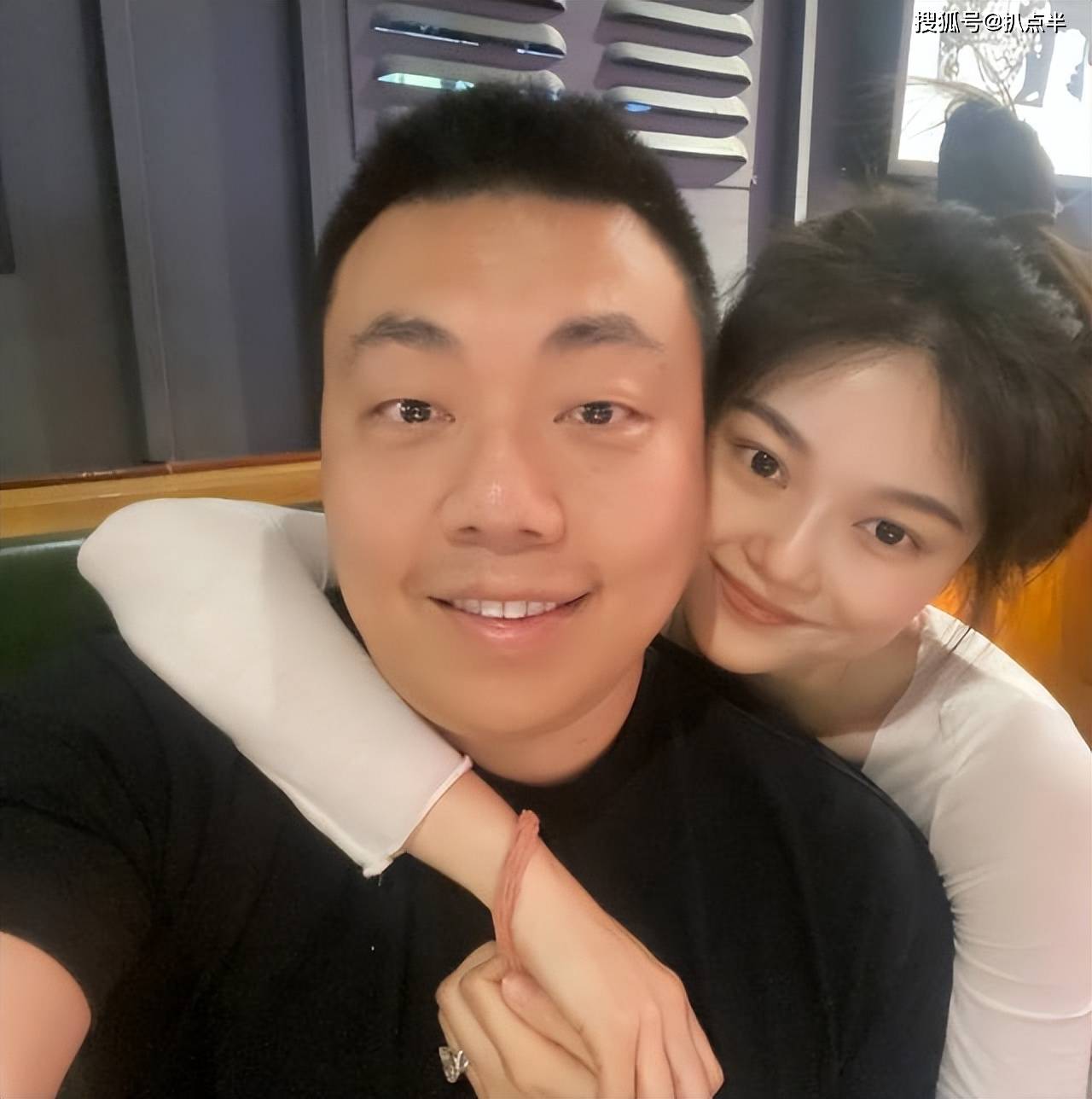 晚晚再被打假:从"野模"到京圈贵妇,靠男人的上位并不稳妥?