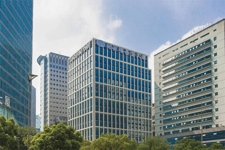 4米,6部客梯,2部货梯,建筑面积:办公31570.63平方米;商业979.