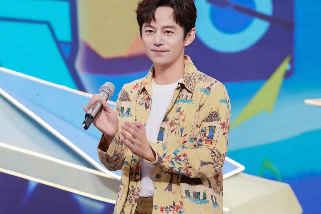 何炅50岁逆生长,岁月未留痕,舞台热情依旧