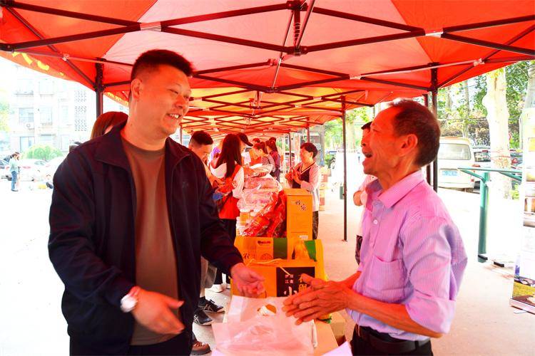 市农业农村局特色农产品展销中心开展"助农惠民"乡村振兴社区大集市"