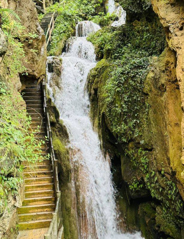 总之,十堰龙潭河景区以其独特的自然风光,丰富的文化底蕴和多样的休闲