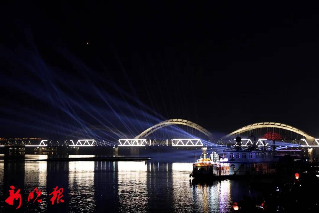 据介绍,哈尔滨松花江光影秀以防洪纪念塔为中心,隔江遥望太阳岛,联动