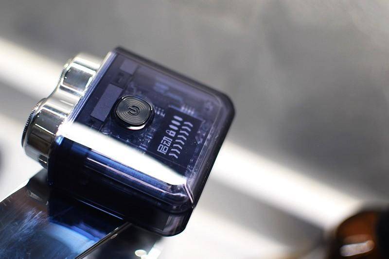 德国精工刀网 智能动态显示 DOCO未来感透明便携电动剃须刀