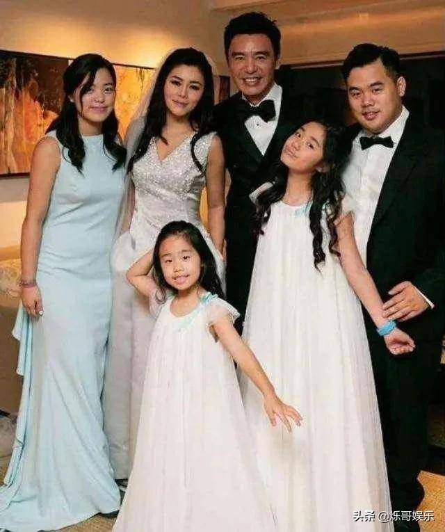 经纪人范姜(钟和前妻育有一子一女,和范姜育有二女)李艾,经纪人张徐宁