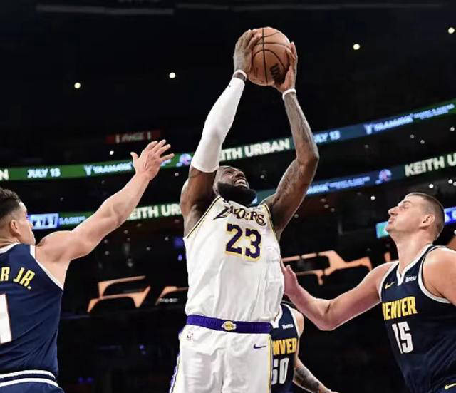 湖人力挽狂澜:詹姆斯末节绝杀,戴维斯创造历史,拉塞尔