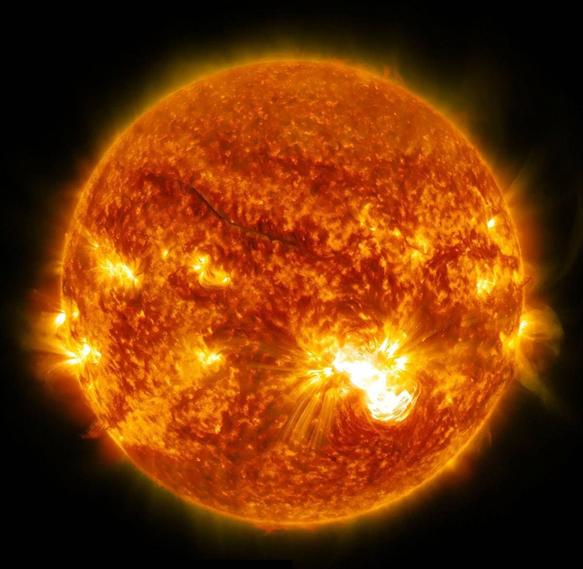 关于太阳的发光和热量一直以来都有一个误解,很多人都觉得太阳是靠着