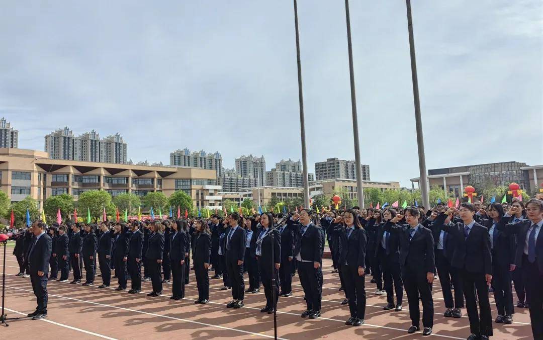 忻州一中北校区举行纪念五四运动大会暨2024届高三毕业典礼_全体_学子