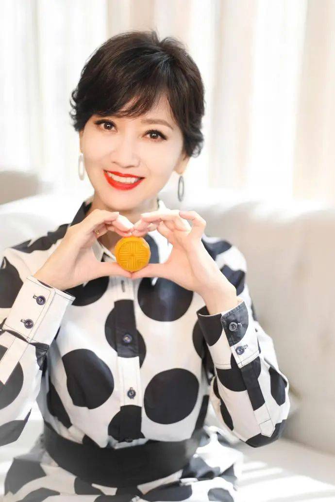 赵雅芝也太会穿了吧,渔网打底衫配红裙,70岁奶奶也能这么美?