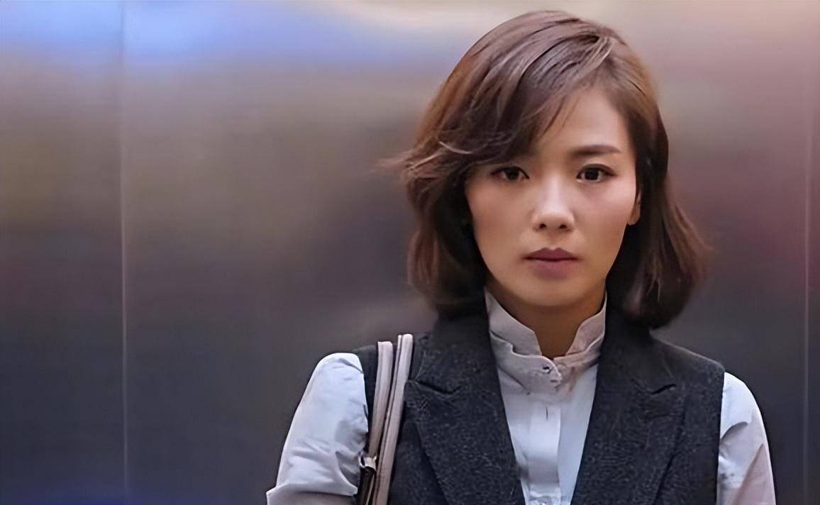 在县委大院中他似乎翻了车,与同剧的女演员吴越相比,刘涛在这部剧中的