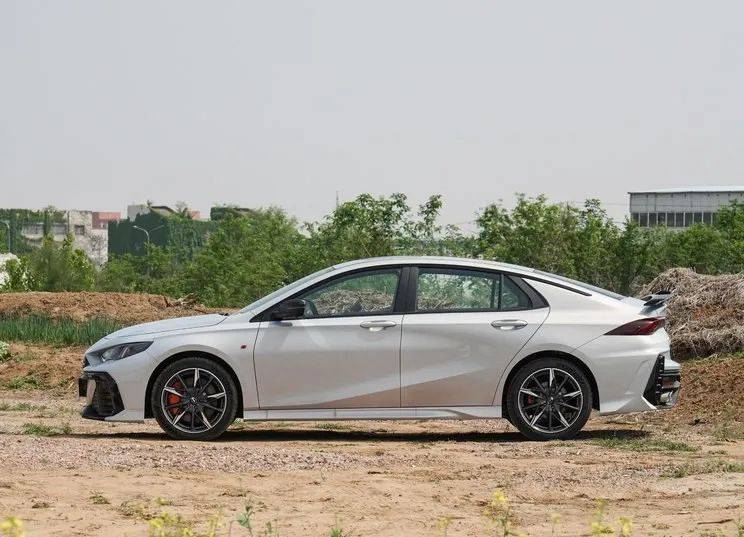 0t车型还采用黑色前包围,并新增加超星银车漆,全系车型升级为米其林r