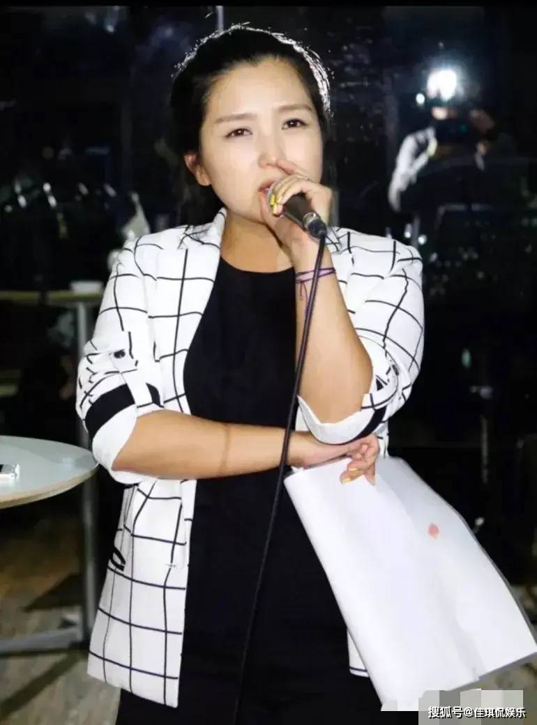 网友的这种说法也是可以理解的,毕竟何洁的素颜照大家都是见过的,所以