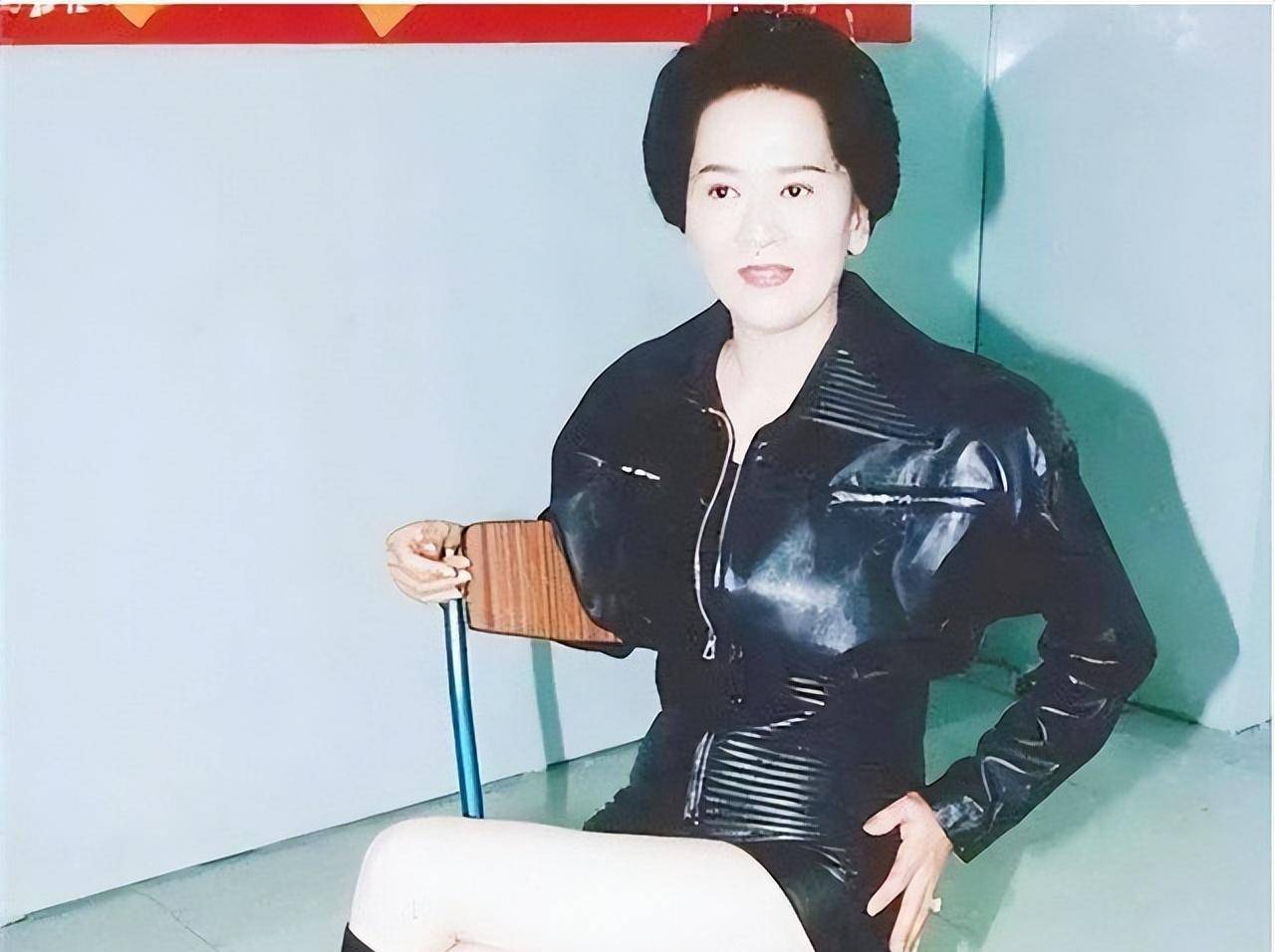 为嫁富豪,她穿30年塑身衣不离身,丈夫遗嘱:财产只给1元钱