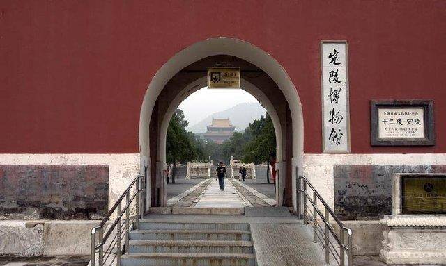 为什么不能轻易发掘帝王陵?晒晒定陵出土龙袍的保存现状就明白了