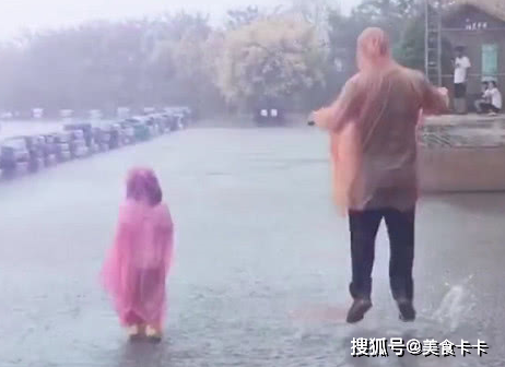 佩奇版奶爸 爷爷奶奶还有3秒到达现场 带娃下雨天跳泥坑火了