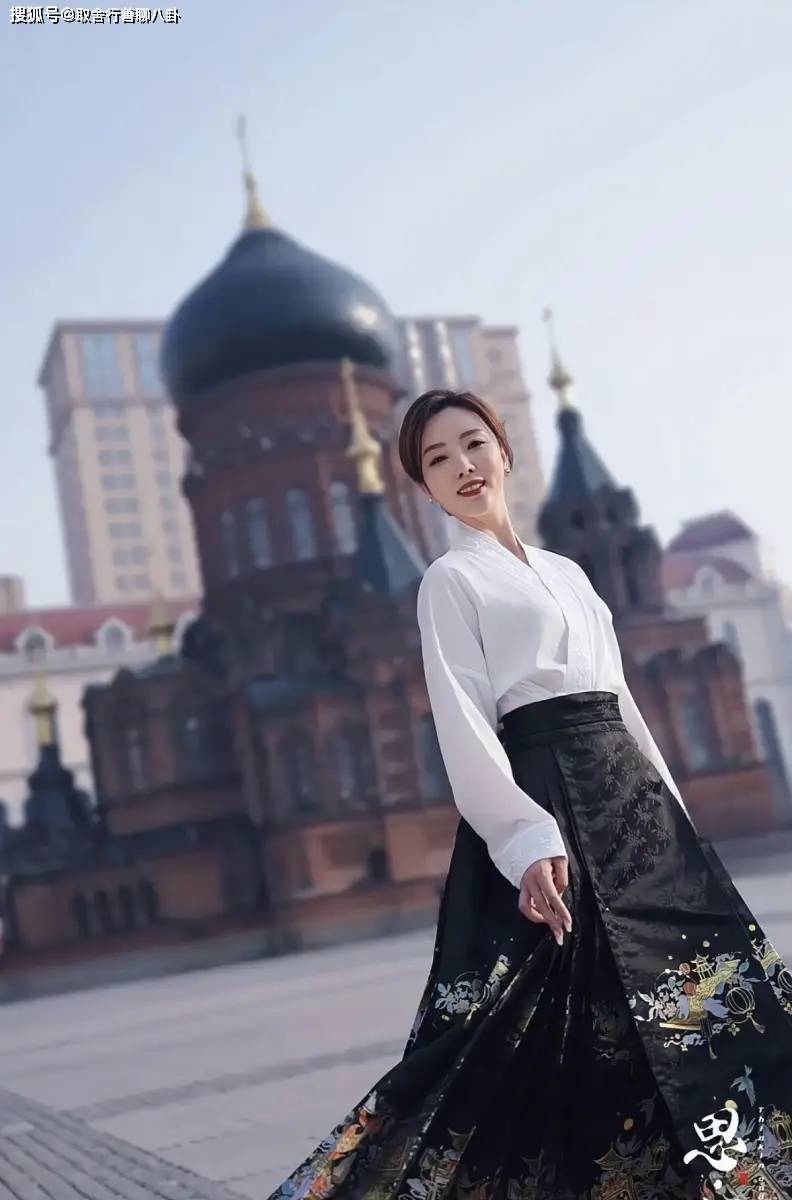 李思思是一位中国内地女主持人兼演员,出生于吉林省长春市,毕业于北京