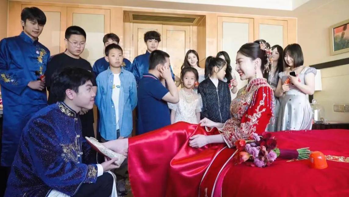 王小利23岁小儿子结婚,婚礼现场照曝光,儿媳颜值超高不输女明星