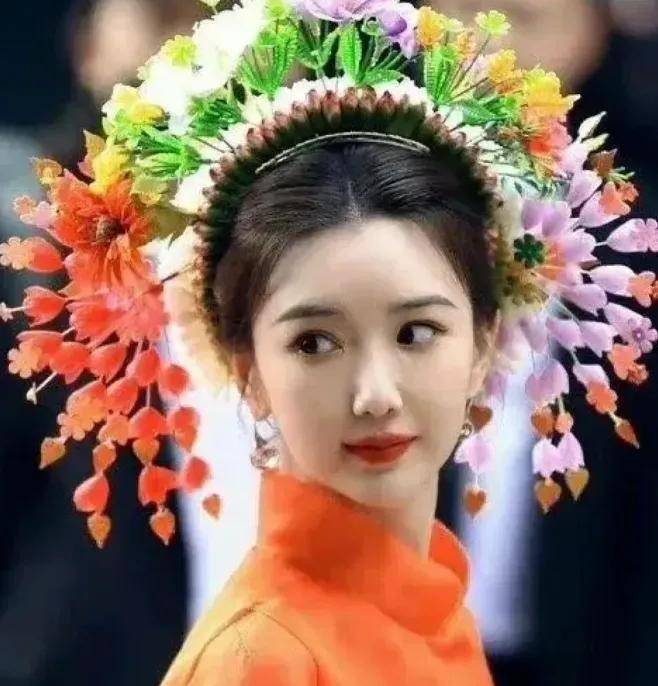 原创            赵丽颖簪花造型惊艳亮相，央视力挺背后有何玄机？-赵丽颖发饰